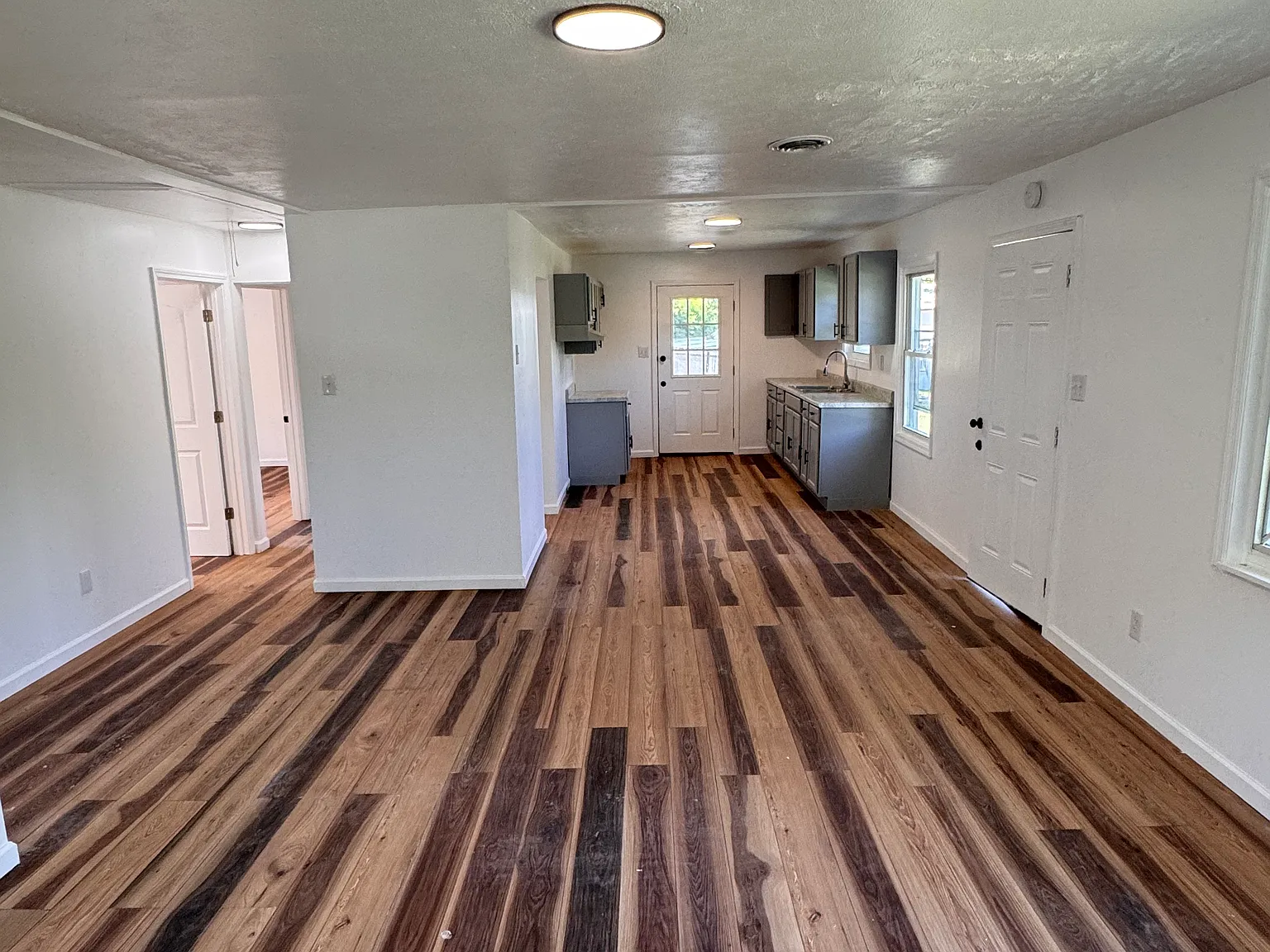 3 bed, 1200 sqft, $1,800 — Photo 2