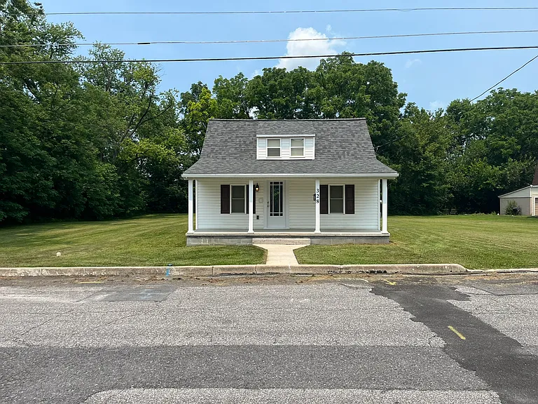 328 Tyrone St — Photo 37