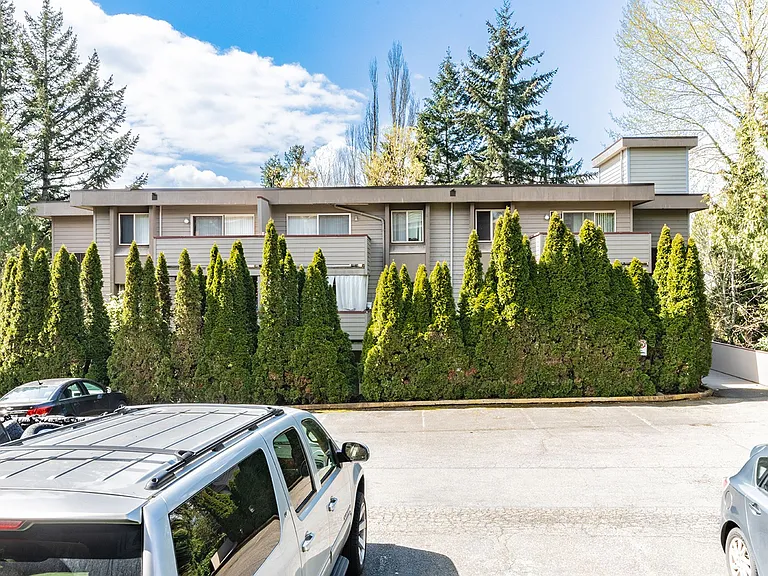 425 Apartments — Photo 8