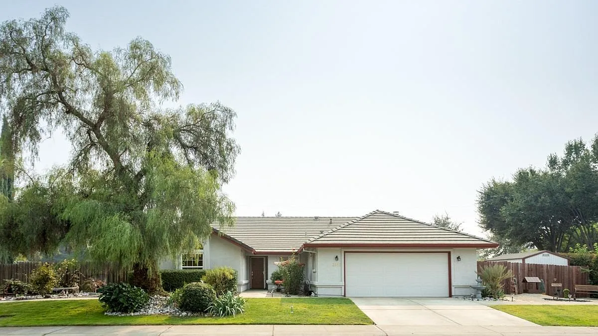 3557 Yorktown Dr photo 1