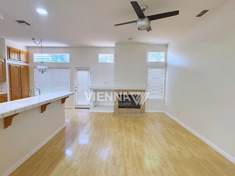 2736 Genesee Dr — Photo 7