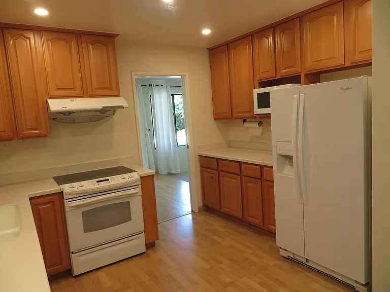 886 Stonehaven Dr — Photo 12