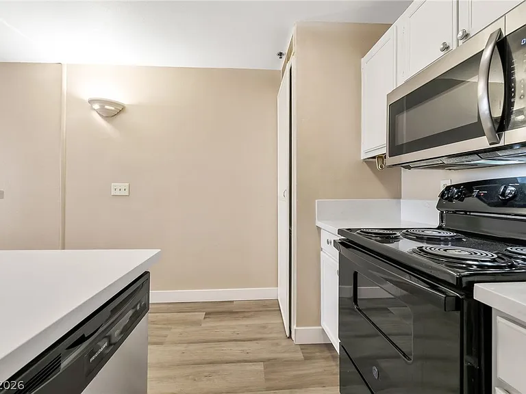 1381 E University Ave #204 — Photo 8