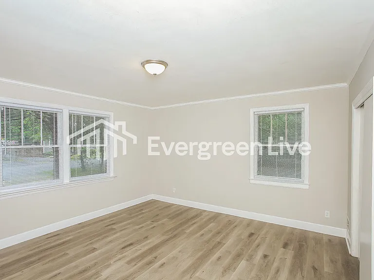 752 Shull St — Photo 3