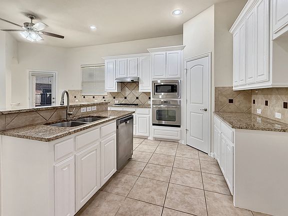 Kitchen with Gas cooktop