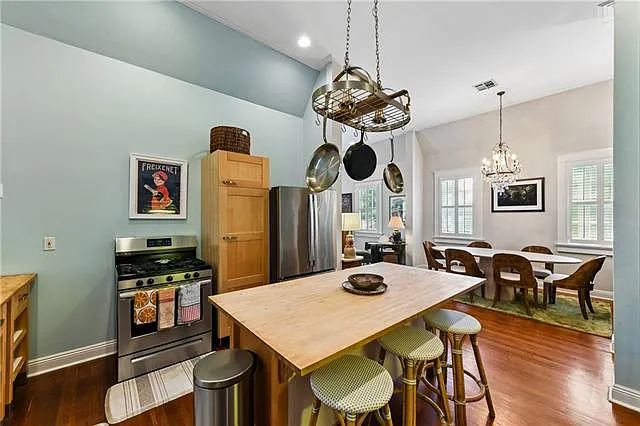 818 Constantinople St — Photo 12
