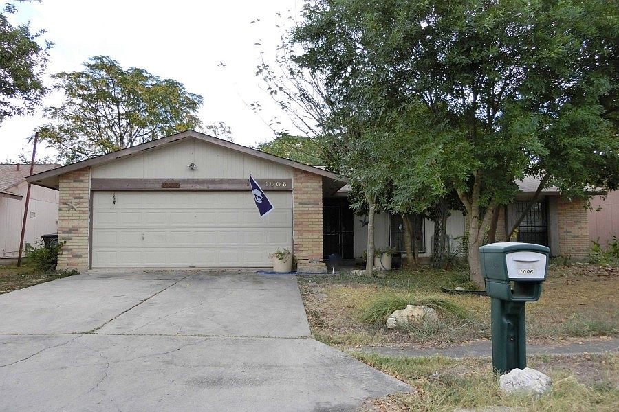 1st image of 1006 Hickory Trail St