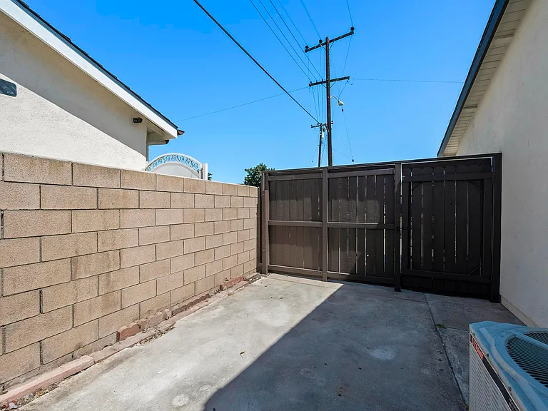 9433 Geranium Cir — Photo 37