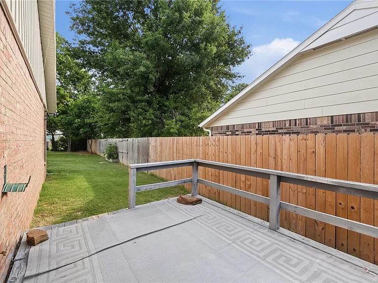 909 W Linden St — Photo 23