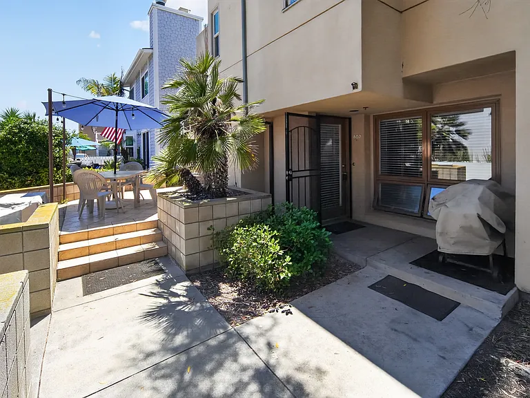 Exterior / Entry