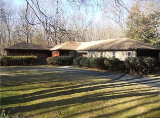39 Brookwood Dr, Woodbridge, CT 06525