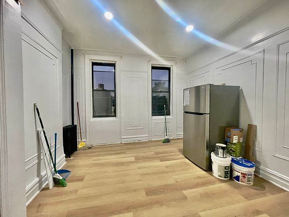 5th image of 872 Macon St APT 3R