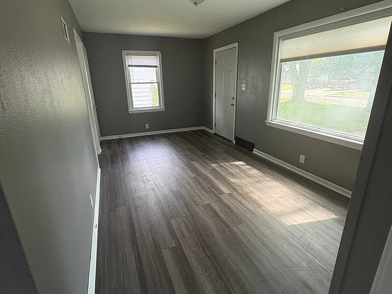 1121 Locke Ave — Photo 8