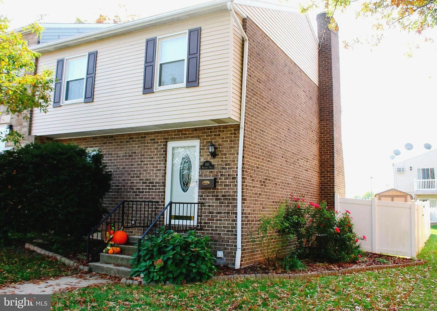 860 Woodlawn Dr photo 1