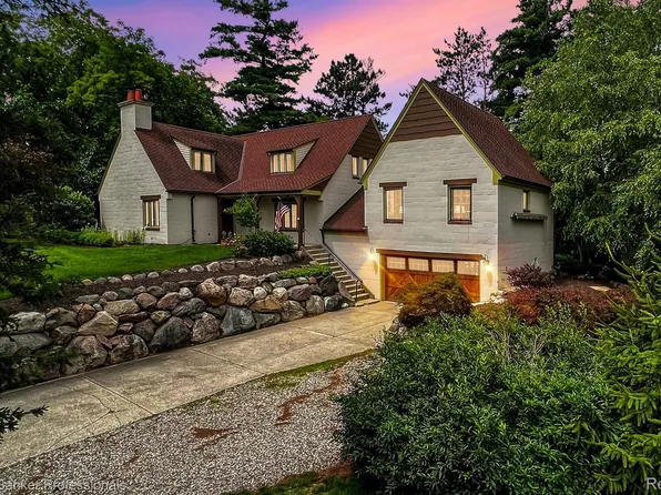 1040 Indianwood Rd, Lake Orion, MI 48362