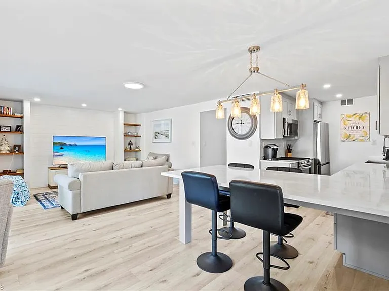 1910 Gulf Shore Blvd N #104 — Photo 4
