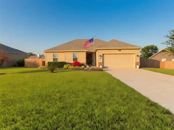 1001 Bluestem Dr, Baldwin City, KS 66006