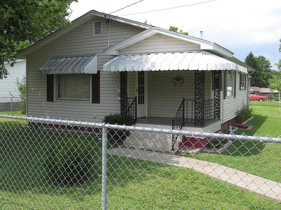 1st image of 202 Lee St