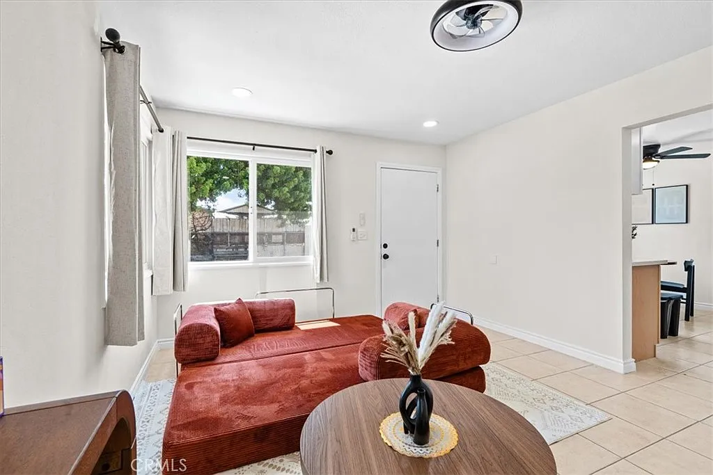 2 bed, 737 sqft, $3,600 — Photo 4