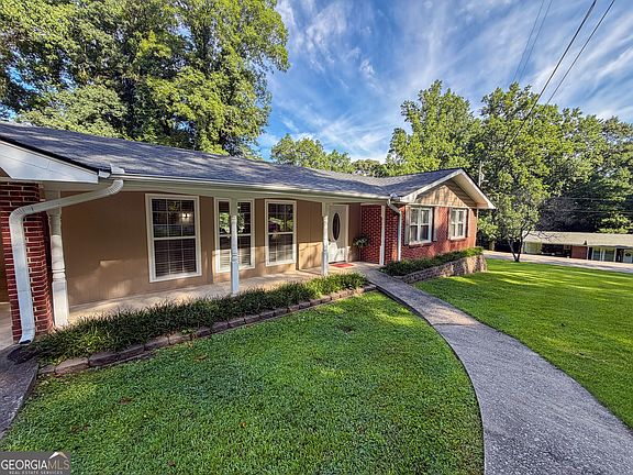 5th image of 210 Greenwood Ln