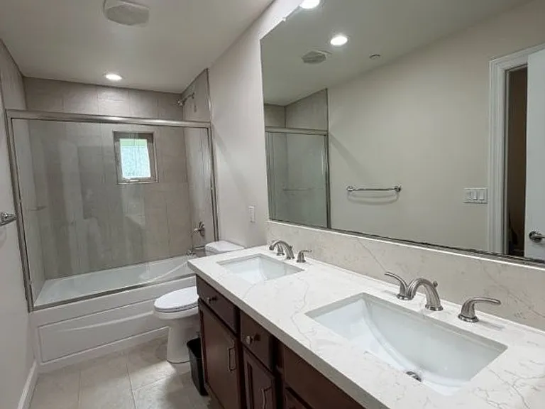 555 W 6th St — Photo 23