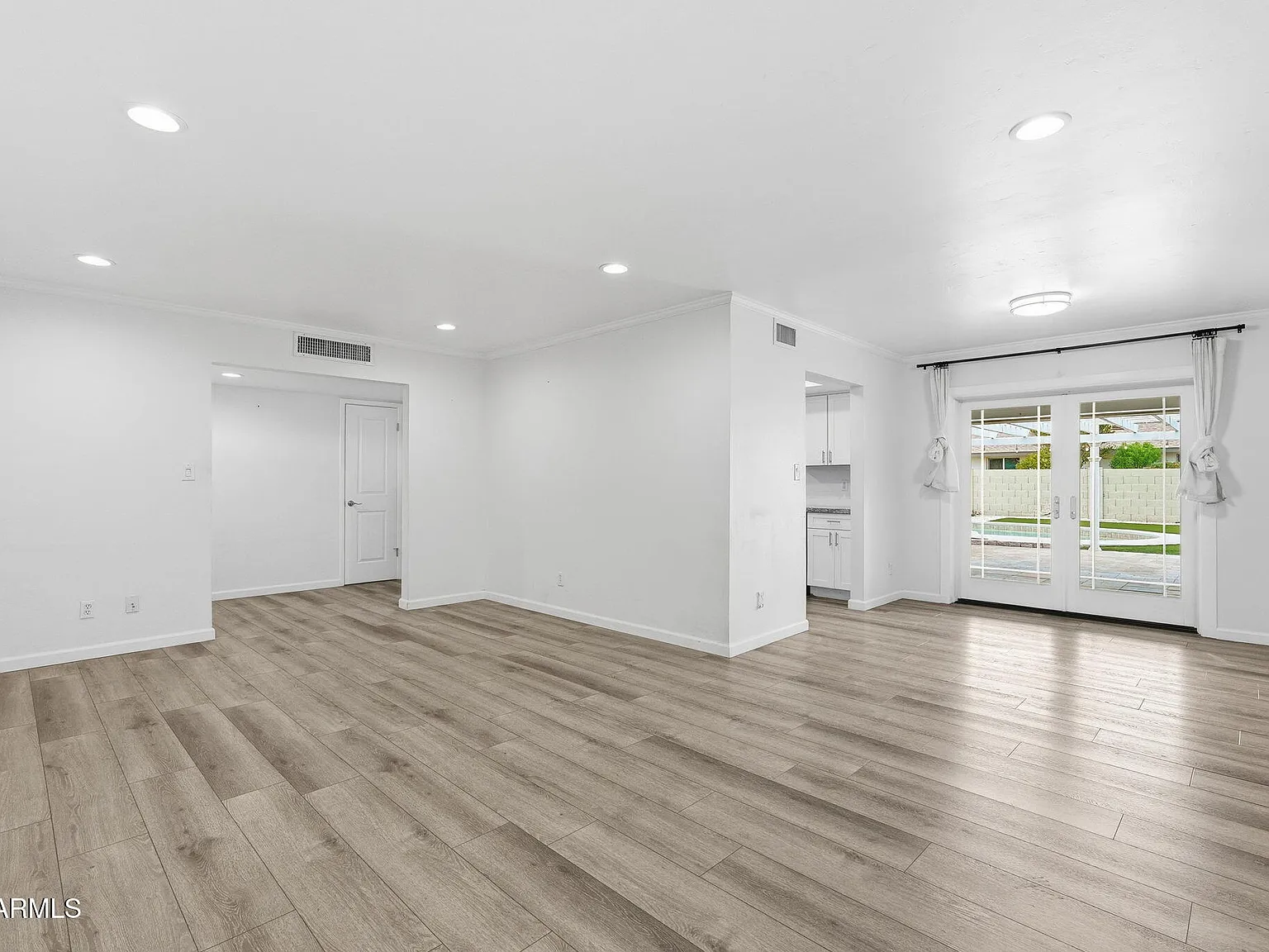 5 bed, 2.0 bath, 2084 sqft, $5,000 — Photo 4
