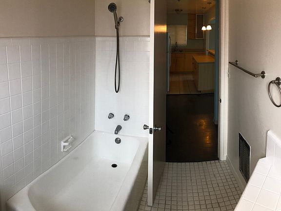 4th image of 921 F Ave