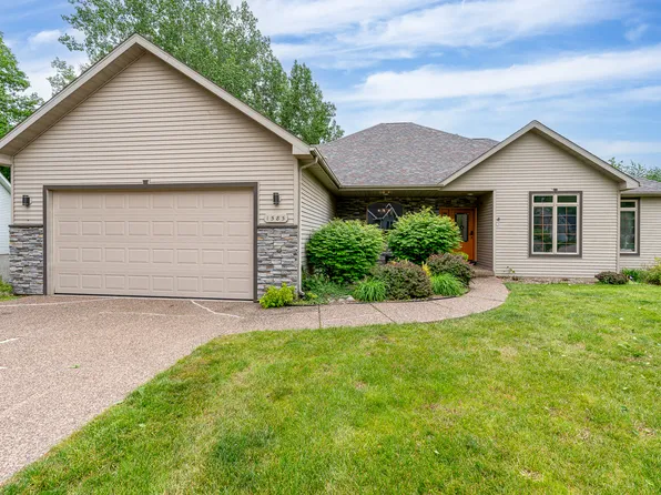 1585 Deerwood Dr, Bettendorf, IA 52722