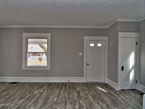 5th image of 111 E Vaughn St