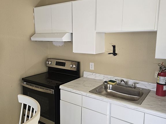 4th image of 2426 Convention St #110