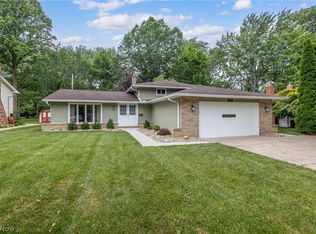 4668 Azalea Ln, North Olmsted, OH 44070