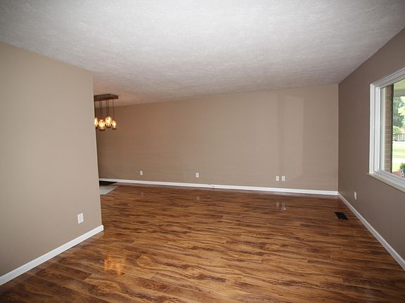 4th image of 521 NW Overland Trl
