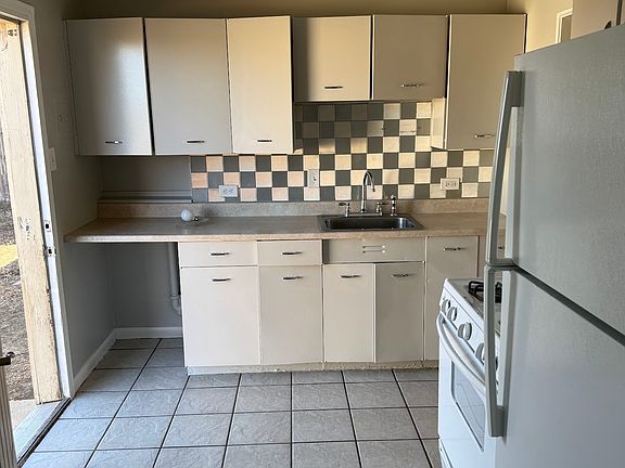 4th image of 870 S Pecos St