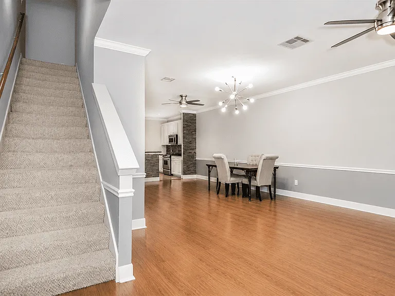 1720 Elgin St — Photo 8