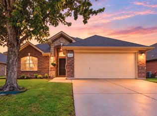 1347 Lake Forest Dr, Grand Prairie, TX 75052