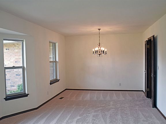 5th image of 2409 Barclay Pl