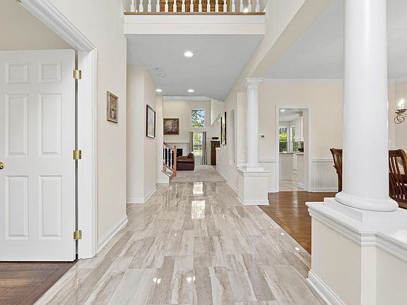 3rd image of 2916 Pebble Dr