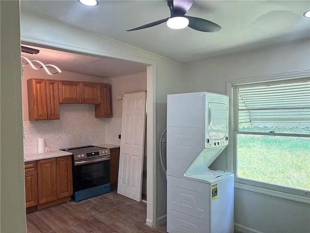 2 bed, 1.0 bath, 832 sqft, $899 — Photo 2