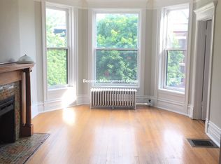910 W Newport Ave #3, Chicago, IL 60657