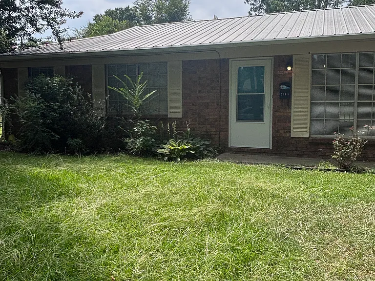 2405 Broadview Ave — Photo 1
