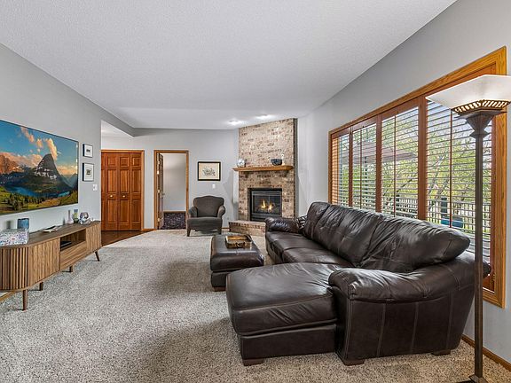 4th image of 3655 Urbandale Ln N