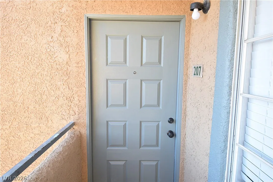 2 bed, 2.0 bath, 876 sqft, $1,300 — Photo 2