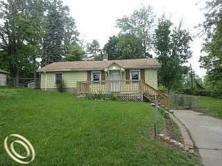 34 Crescent Dr photo 1