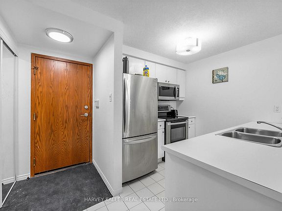 5th image of 10 Yonge St #705