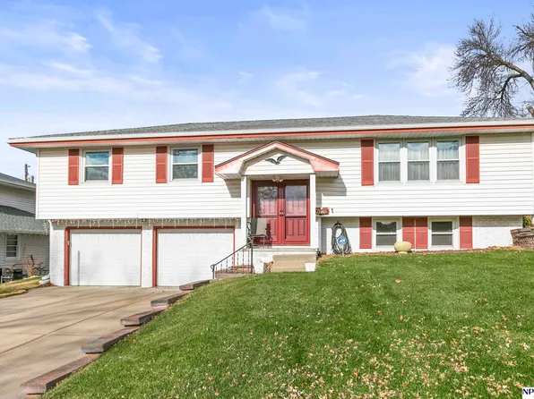 9736 Saratoga St, Omaha, NE 68134