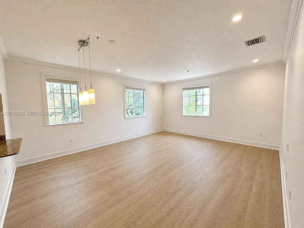Building Photo - 115 Mendoza Ave #202
