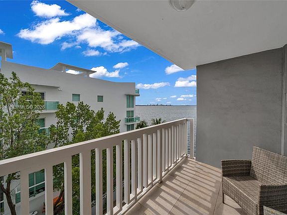 2nd image of 2016 Bay Dr APT 505