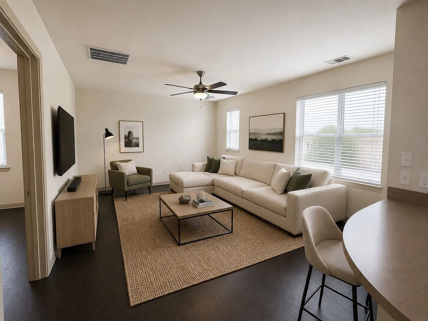 1Bed/1Bath Garage Apartment in Brentwood — Photo 2