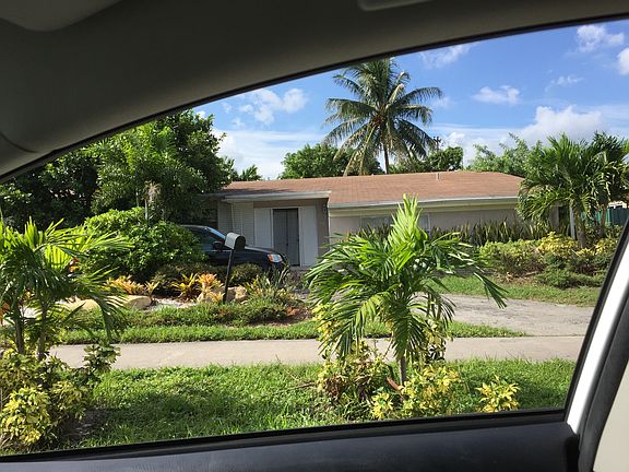 3rd image of 910 NE 177th St