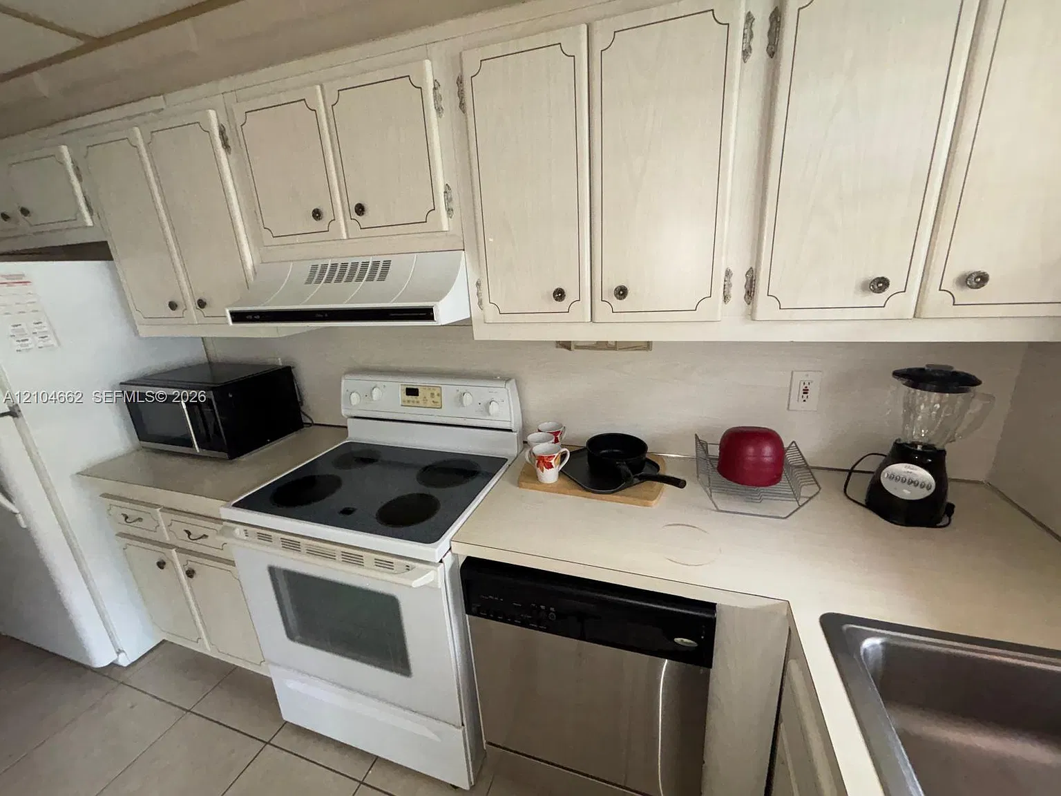 Eldorado Plaza West Condo — Photo 2